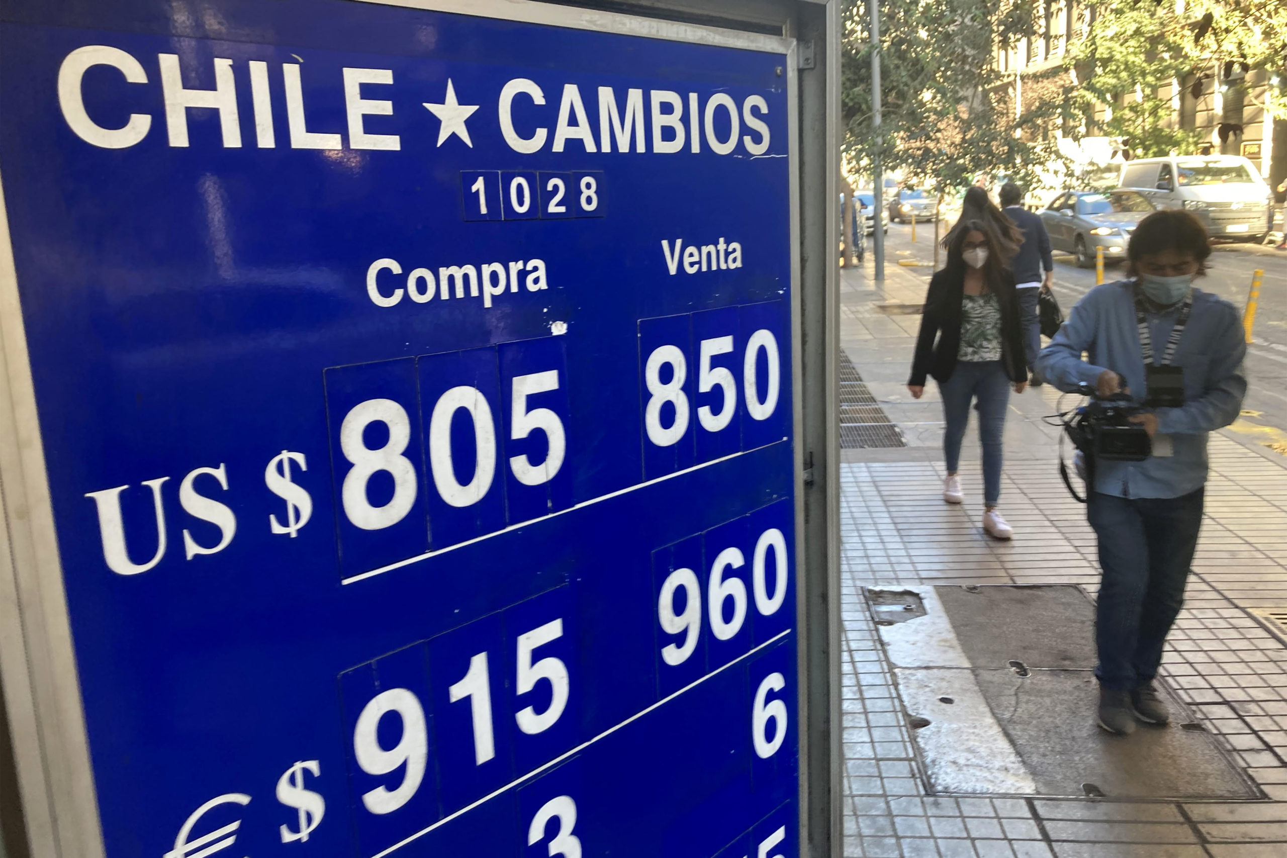 Por primera vez desde plebiscito: Dólar queda bajo los $890