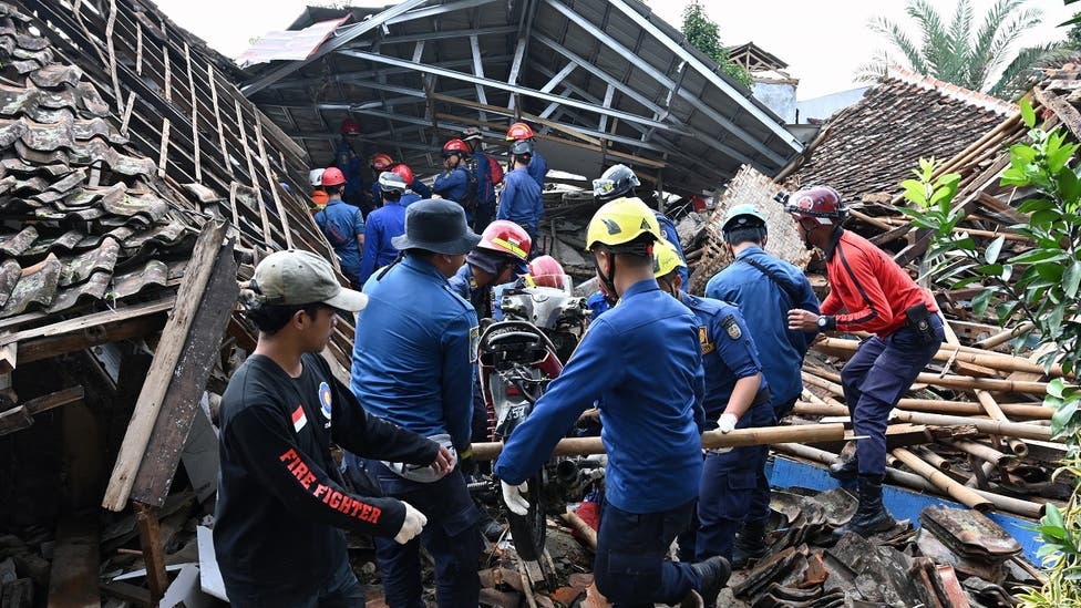 Niño de 6 años rescatado con vida dos días después del sismo en Indonesia