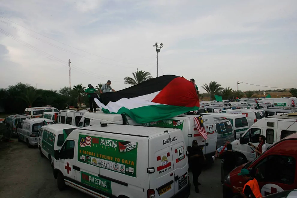 Descomunal bombardeo de Israel a convoy de ambulancias cerca de hospital de Al Shifa en Gaza