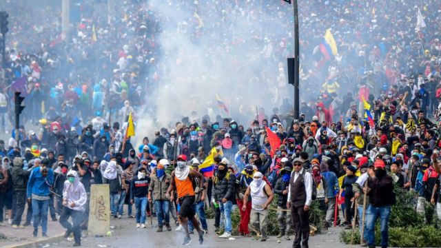 Crisis Política en Santiago: Protestas en Ceremonia de Homenaje