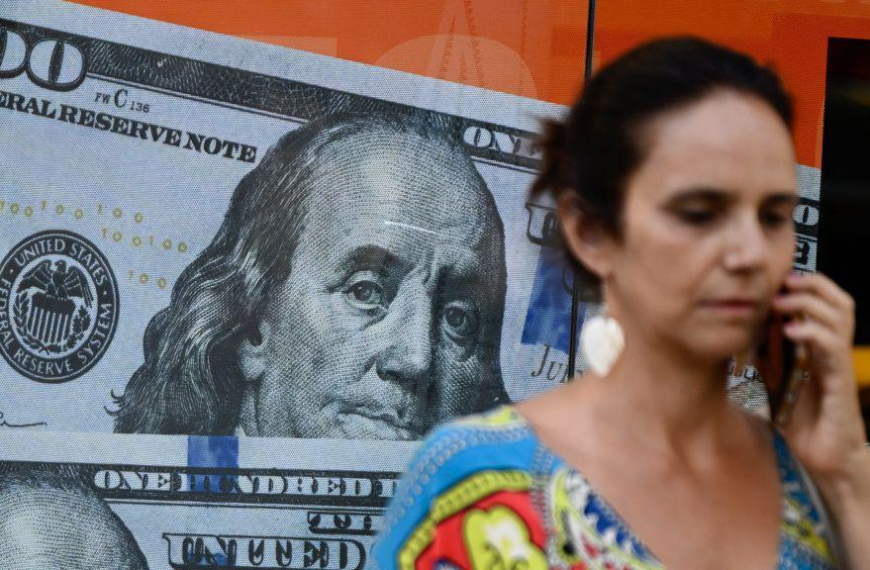 Dólares bajo el colchón: La estrategia de ahorro en Argentina