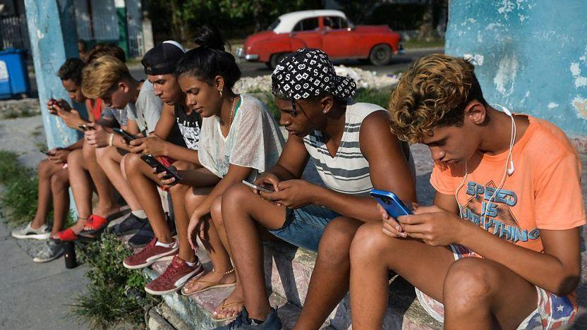 Acceso a Internet en Cuba: Crisis y Tarifas Elevadas