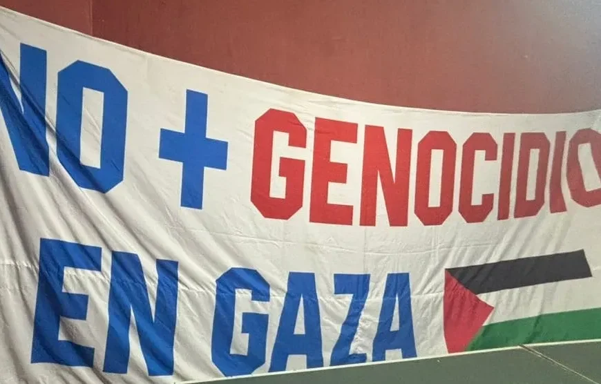 Prohibición de ingreso por pancarta Palestina: incidente