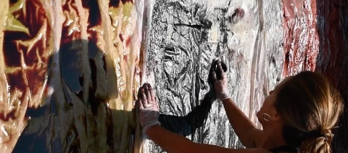 Vestimenta Velada: Un Viaje a la Intimidad del Arte Contemporáneo