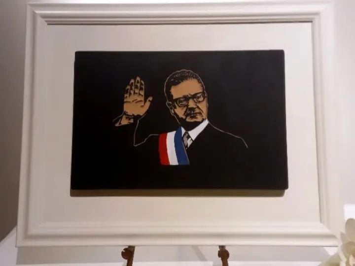 Tallado en Bajorrelieve: La Memoria de Allende en Arte